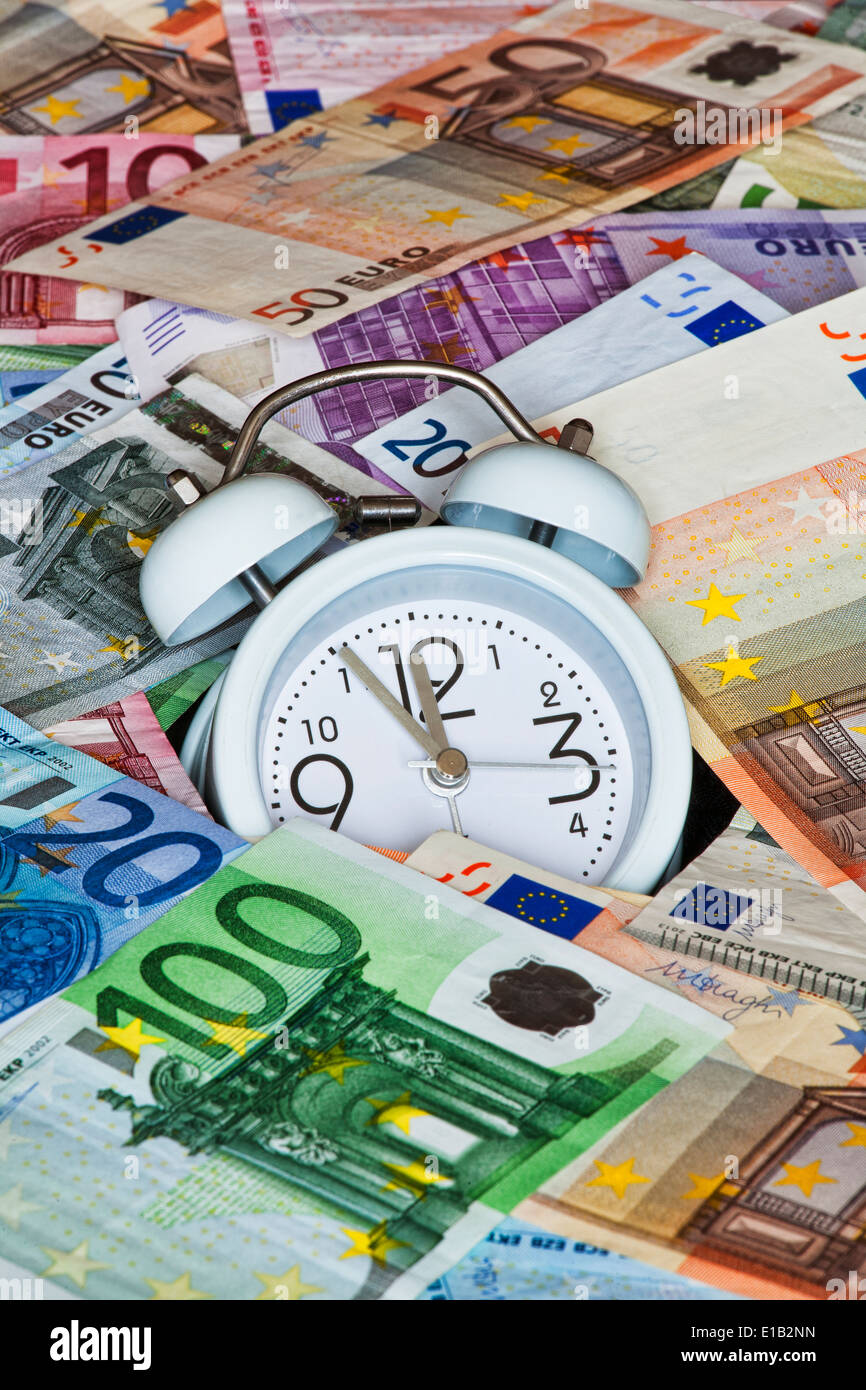 Photo montrant le temps est argent avec horloge et billets en Euro Banque D'Images