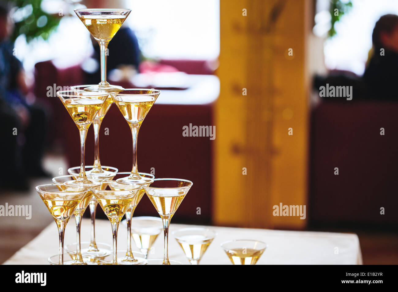 La célébration. Pyramide de verres de champagne. Tons doucement. Banque D'Images