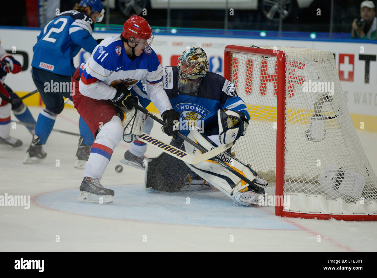 Evgueni MALKIN de la Russie et de la Finlande Pekka RINNE bataille pour la rondelle au cours de l'IIHF 2014 finale Championnat du Monde de Hockey sur Glace Banque D'Images
