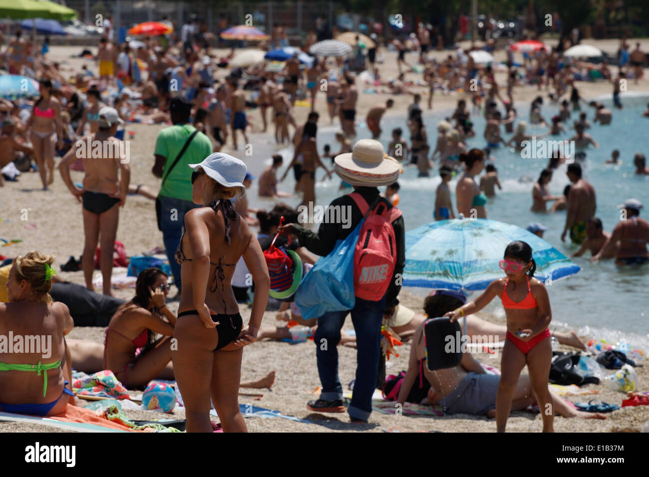 Cette photo montre aux gens de se rafraîchir dans l'une des plages de la capitale. Banque D'Images