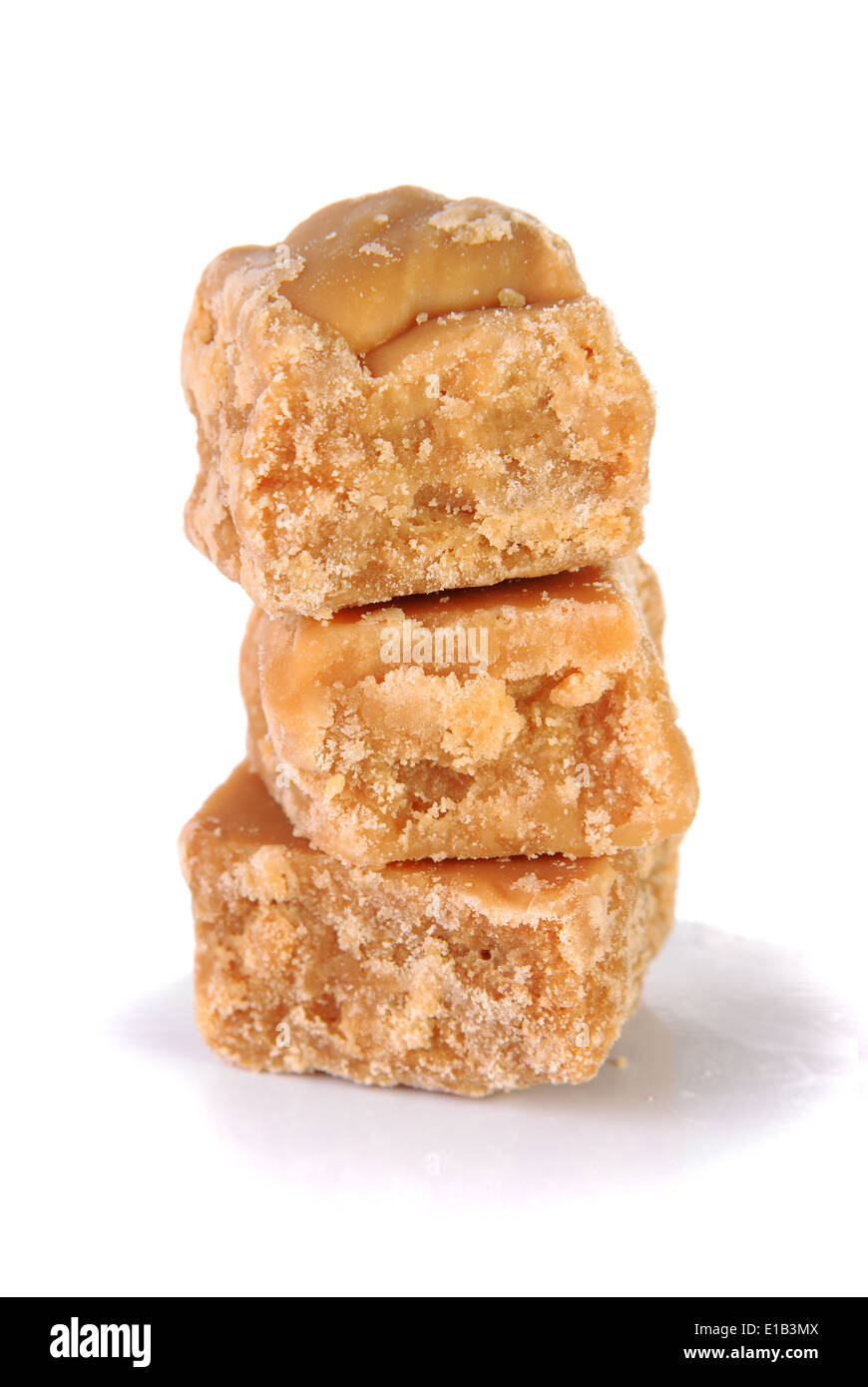 Pile de fudge maison morceaux sur un fond blanc Banque D'Images