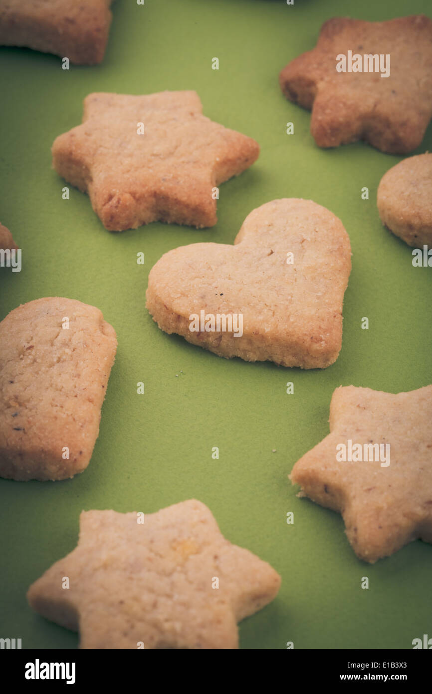 Maison de cookies comme un motif sur vert Banque D'Images