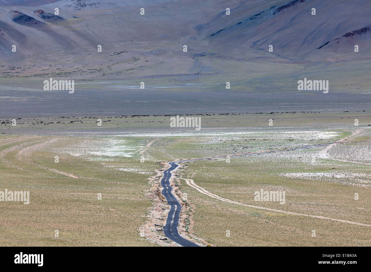 Les routes dans la région de Tso Kar, Rupshu, Changtang, le Ladakh, le Jammu-et-Cachemire, l'Inde Banque D'Images