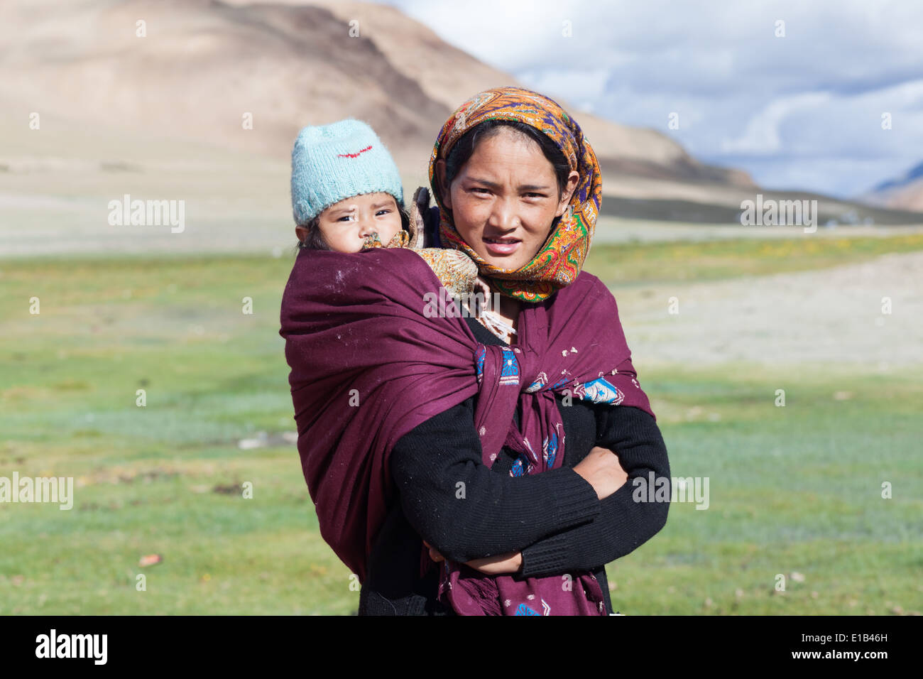 Baby in sling india Banque de photographies et d'images à haute résolution  - Alamy