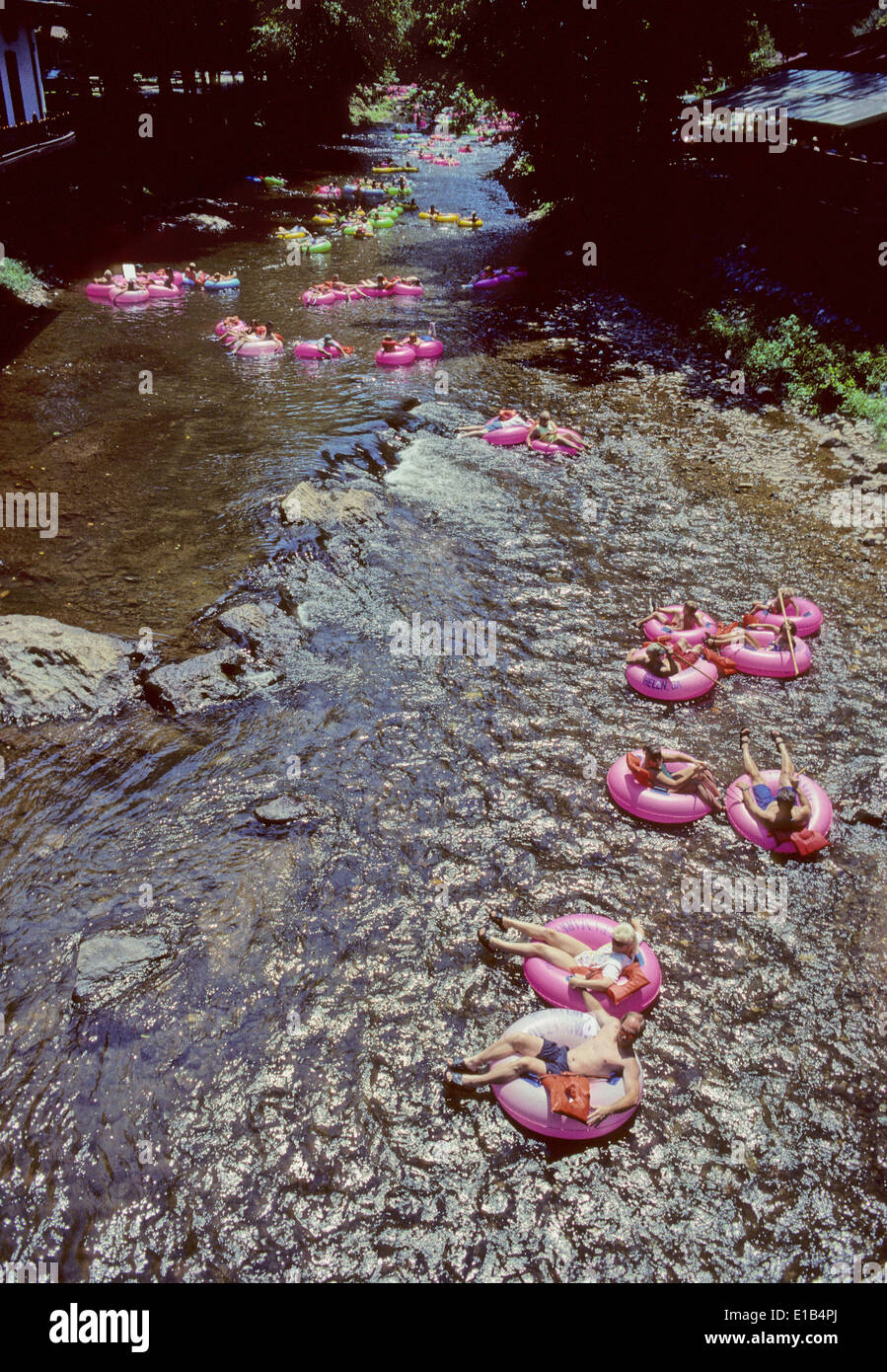 Les gens flottent dans les tubes, les tubes ou 'go' sur la rivière Chattahoochee près de la ville de montagne, Géorgie, USA. Banque D'Images