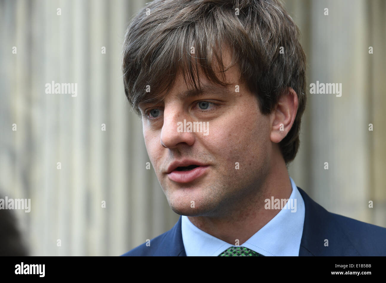 Hanovre, Allemagne. 16 mai, 2014. Ernst August Prince héréditaire de Hanovre se trouve en face de l'opéra au cours de l'ouverture de l'exposition 'L'état lorsque la famille royale est venue de Hanovre" à Hanovre, Allemagne, 16 mai 2014. Photo : Holger Hollemann/dpa/Alamy Live News Banque D'Images