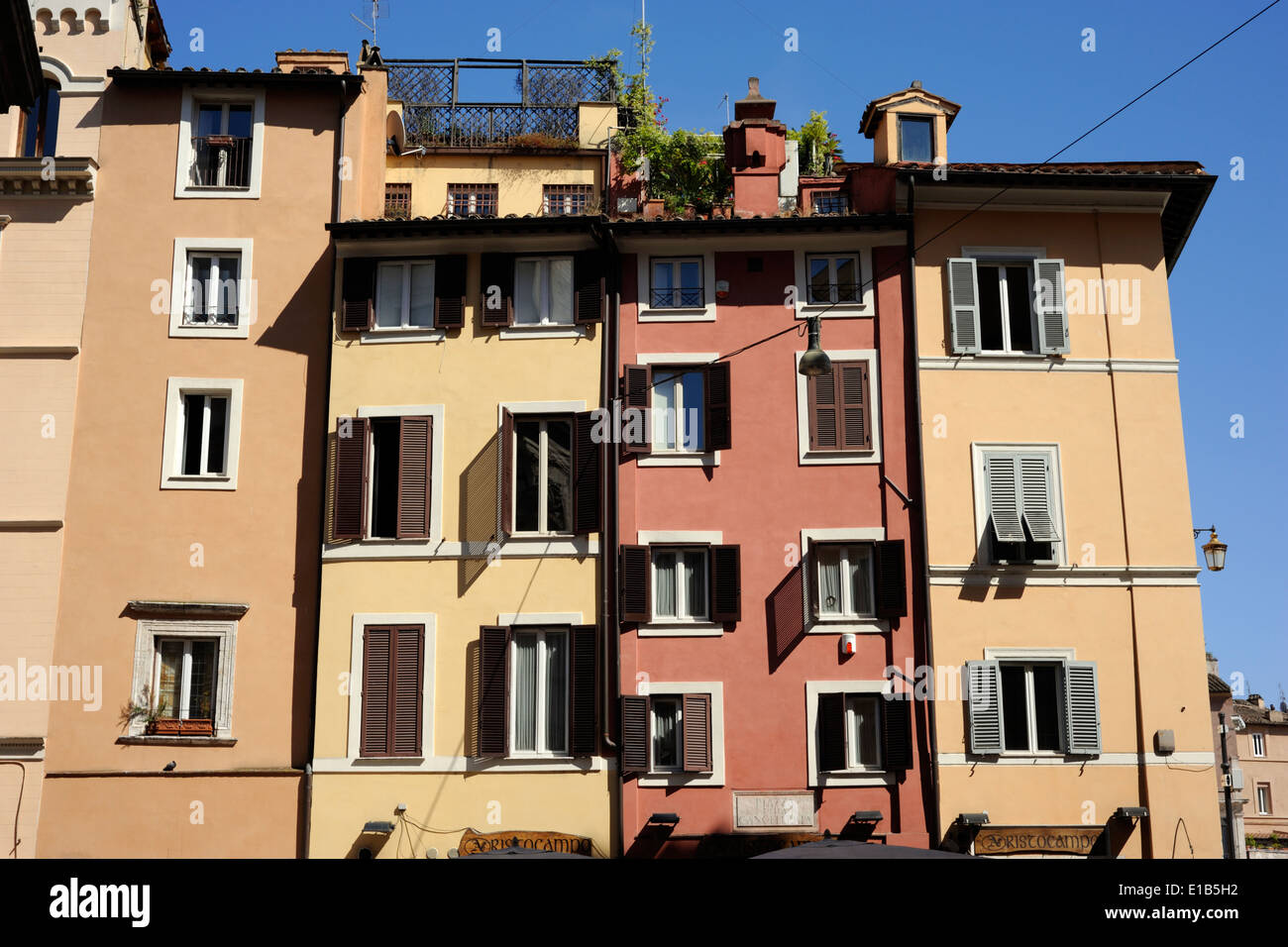 Italie, Rome, bâtiments colorés Banque D'Images