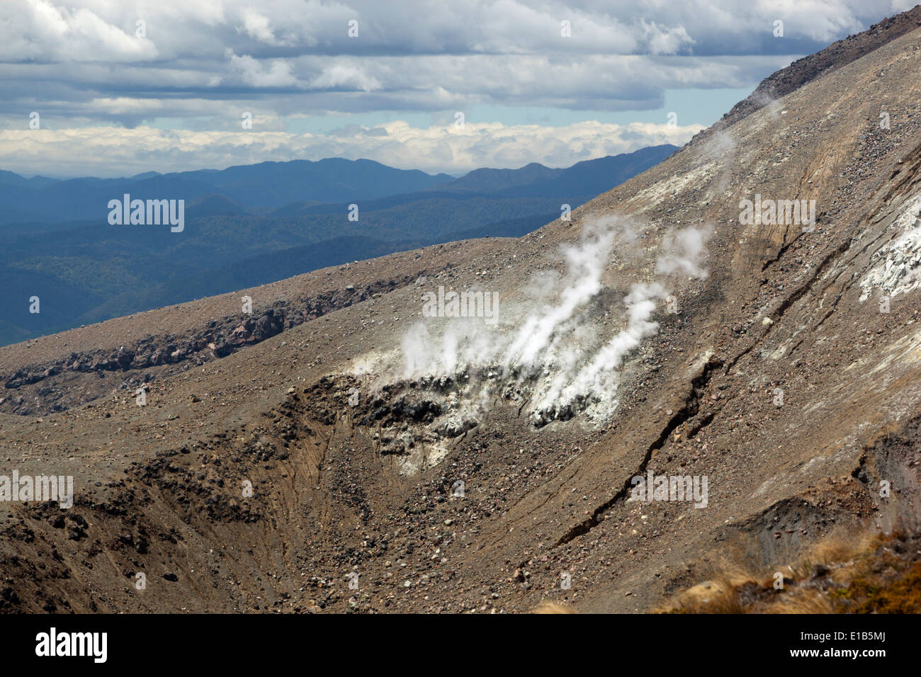 L'augmentation de la vapeur d'un côté du mont Tongariro Banque D'Images