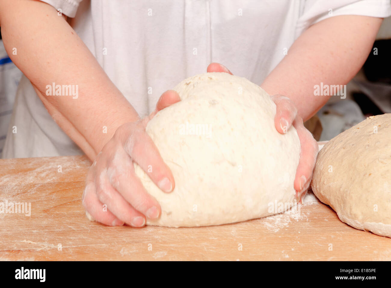 Boulangerie professionnel - Baker Kneading Dough. Banque D'Images