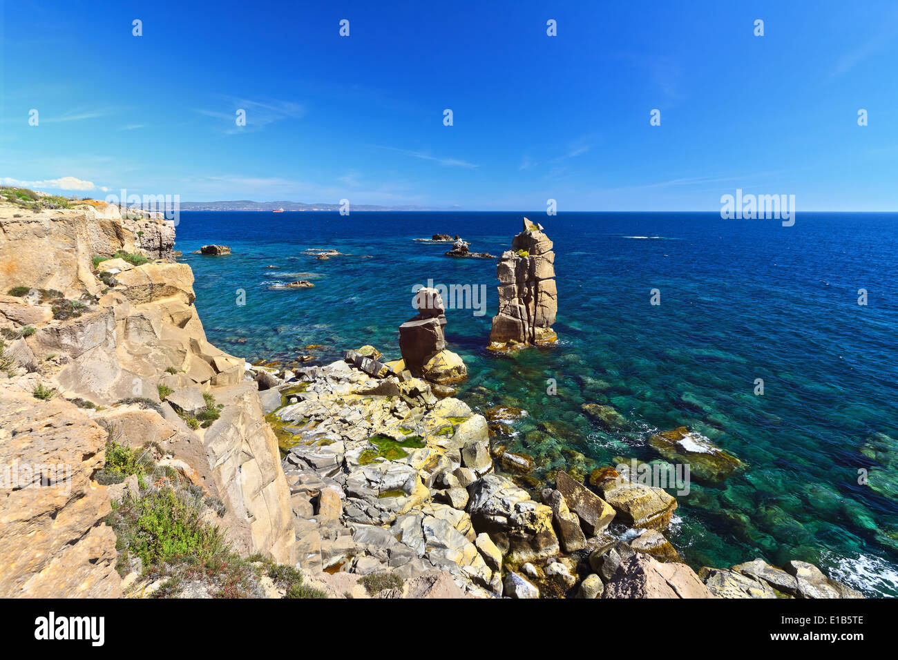 Le Colonne - falaise dans l'île de San Pietro, en Sardaigne, Italie Banque D'Images