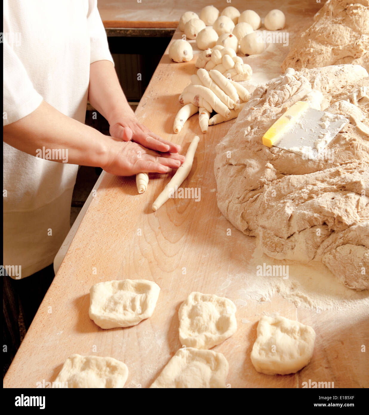 Boulangerie professionnel - Baker faire du pain. Banque D'Images