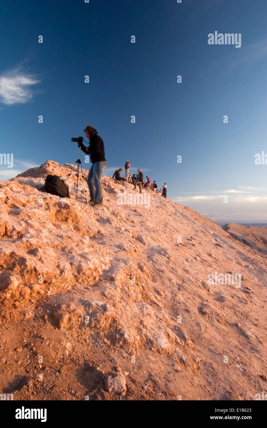 Photographe et d'autres au sommet de rocky lookout, vallée de la Lune, près de San Pedro de Atacama, Chili Banque D'Images