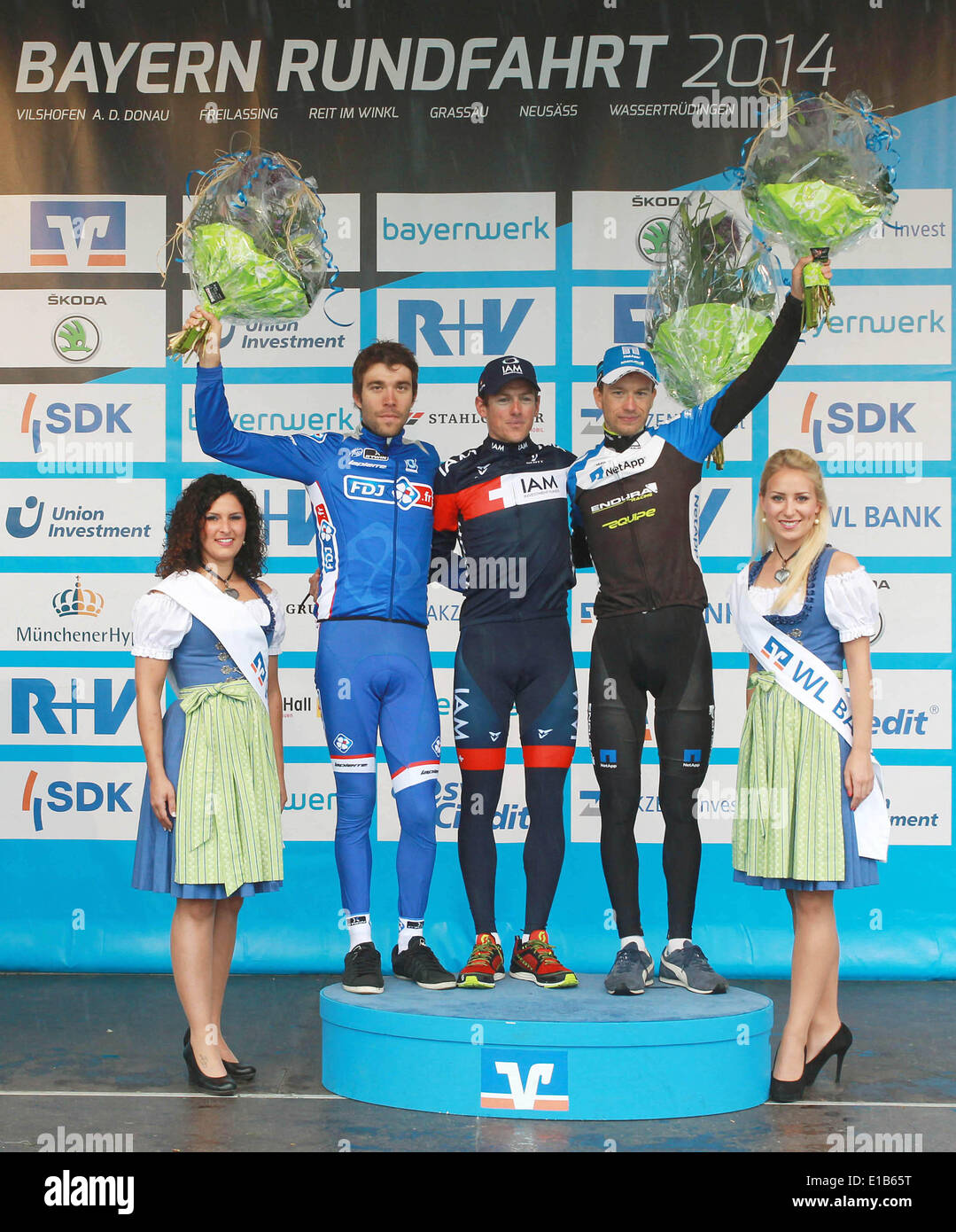 Document - un document image fournie par le gagnant montre Bayern-Rundfahrt Mathias Frank de Suisse (C), le second placé Thibaut Pinot de la France (L) et troisième Leopold Koenig de République tchèque (R) applaudir après la deuxième étape du Tour de Bavière de 2014 à 7547 Reit im Winkel, Allemagne, 29 mai 2014. Photo : Henning Angerer/dpa/Bayern-Rundfahrt crédit obligatoire : Henning Angerer/Bayern-Rundfahrt DOCUMENT EDITORIAL UTILISEZ UNIQUEMENT Banque D'Images