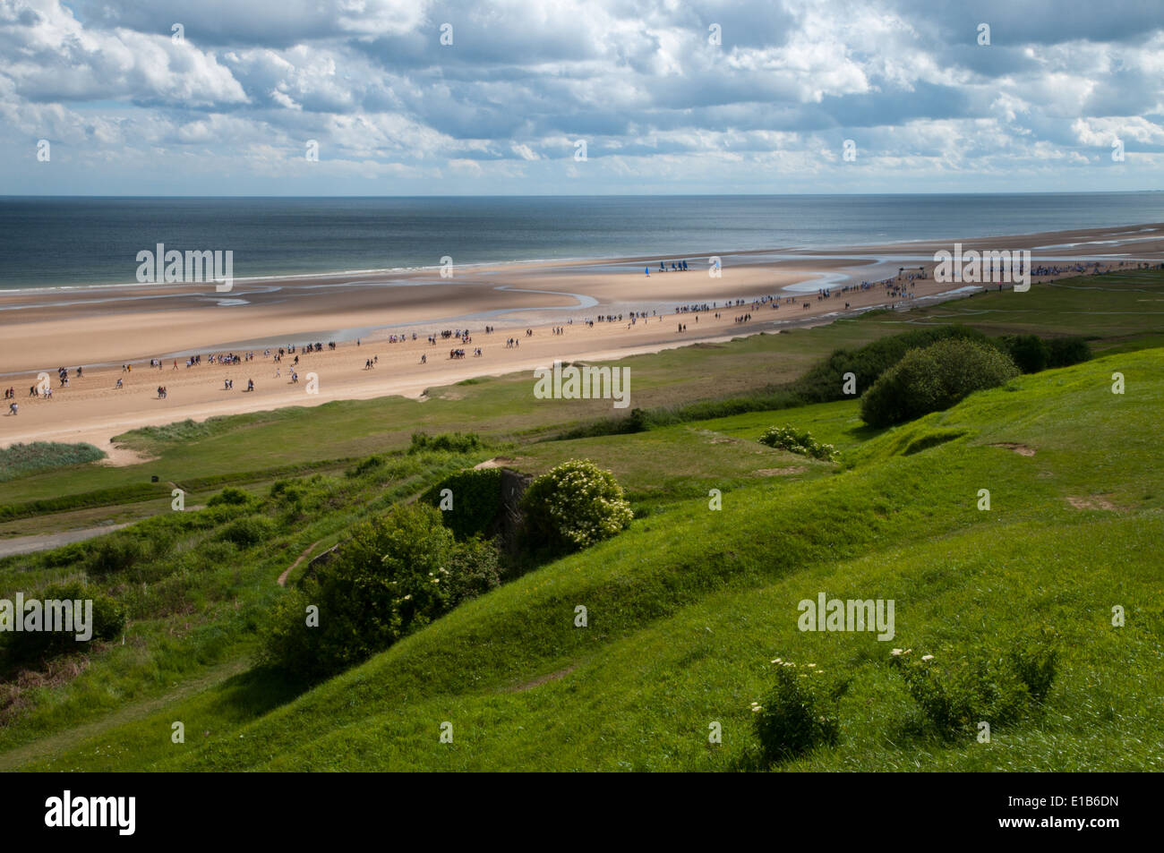 Bunkers allemands sur falaise donnant sur Omaha Beach à Colleville-sur-Mer, Normandie, France Banque D'Images