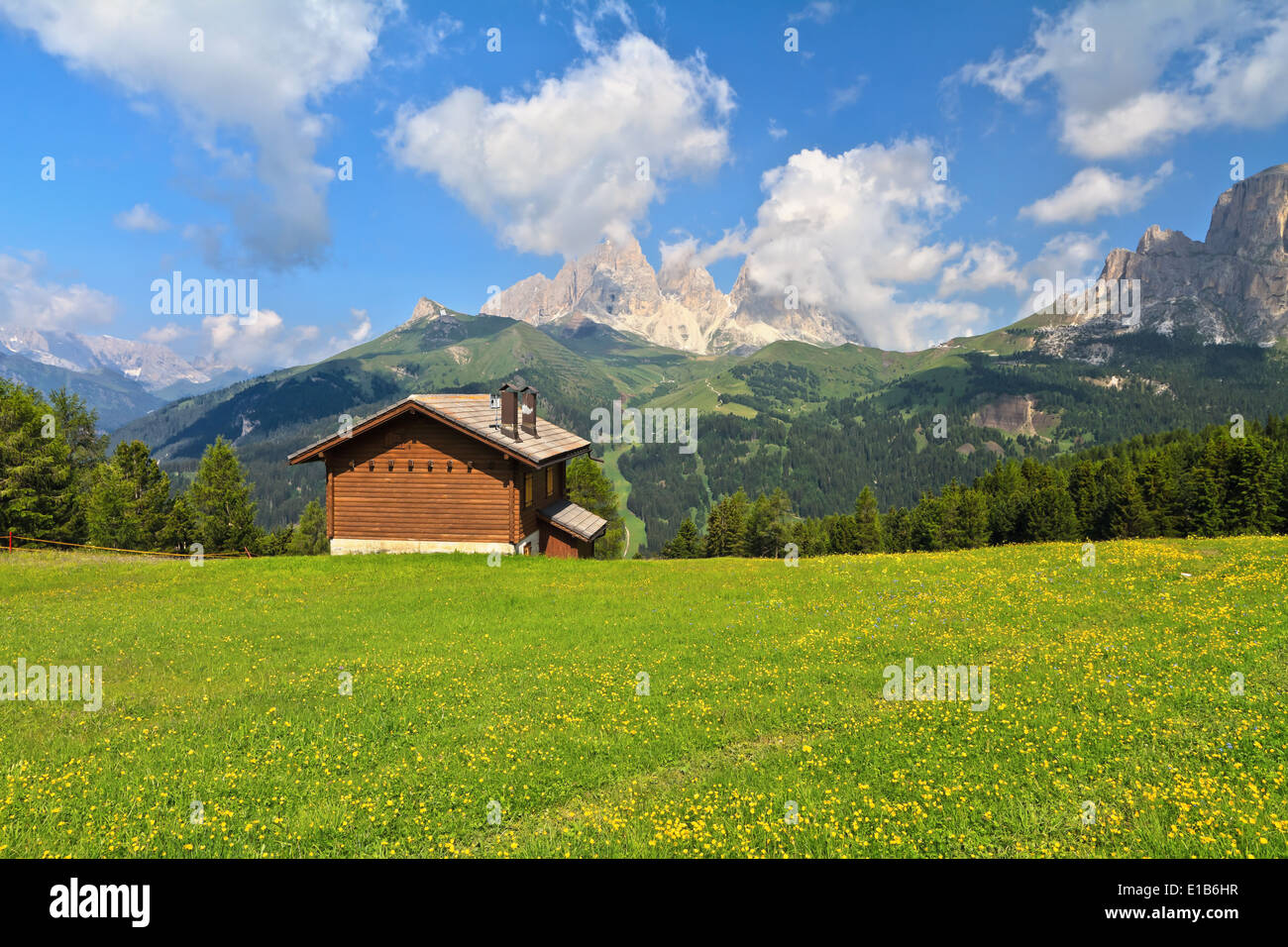 Paysage d'été dans la Vallée de Fassa avec un petit chalet sous les montagnes des Dolomites, le Trentin, Italie Banque D'Images