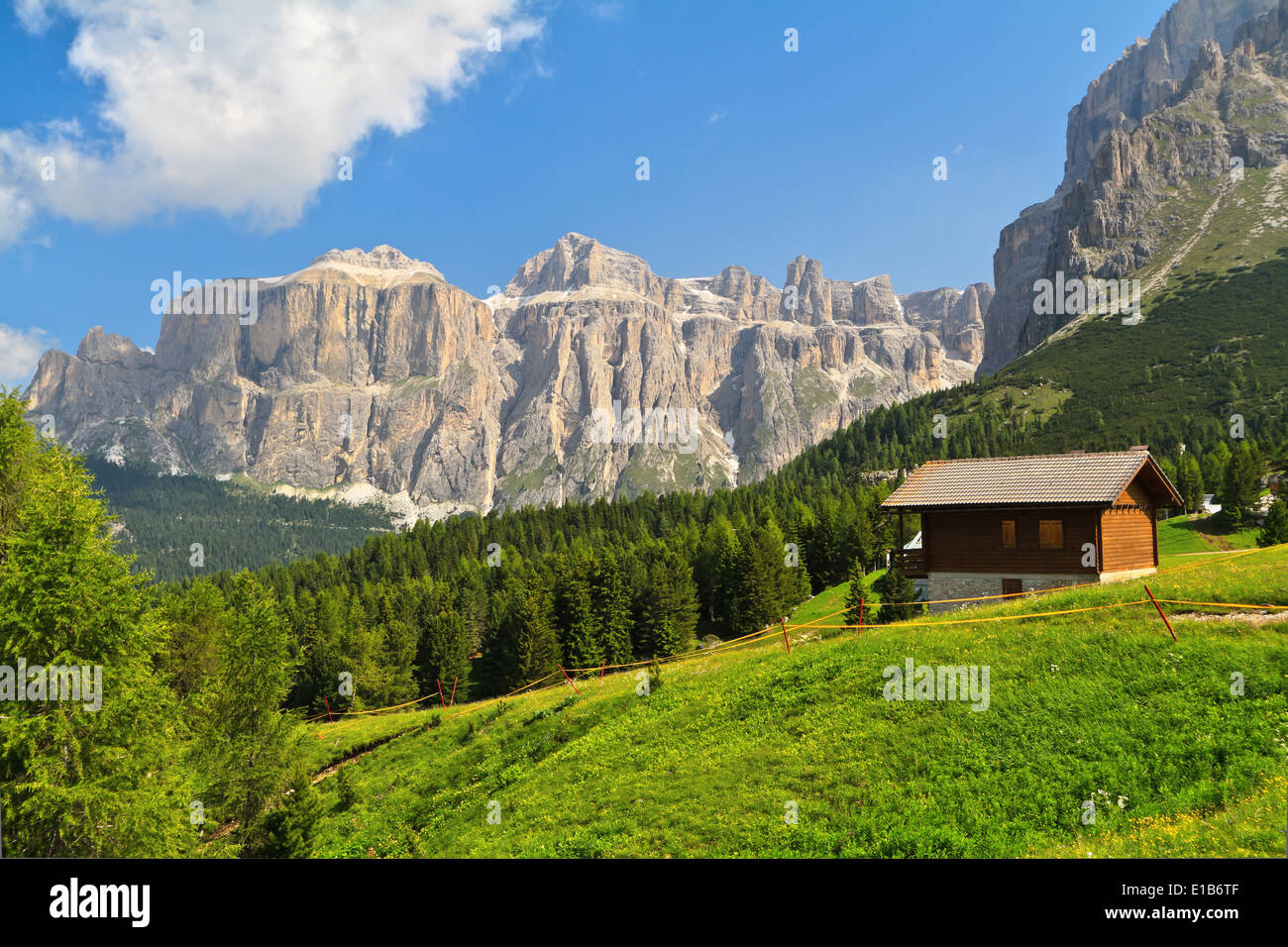 Paysage d'été dans la Vallée de Fassa avec un petit chalet sous les montagnes des Dolomites, le Trentin, Italie Banque D'Images