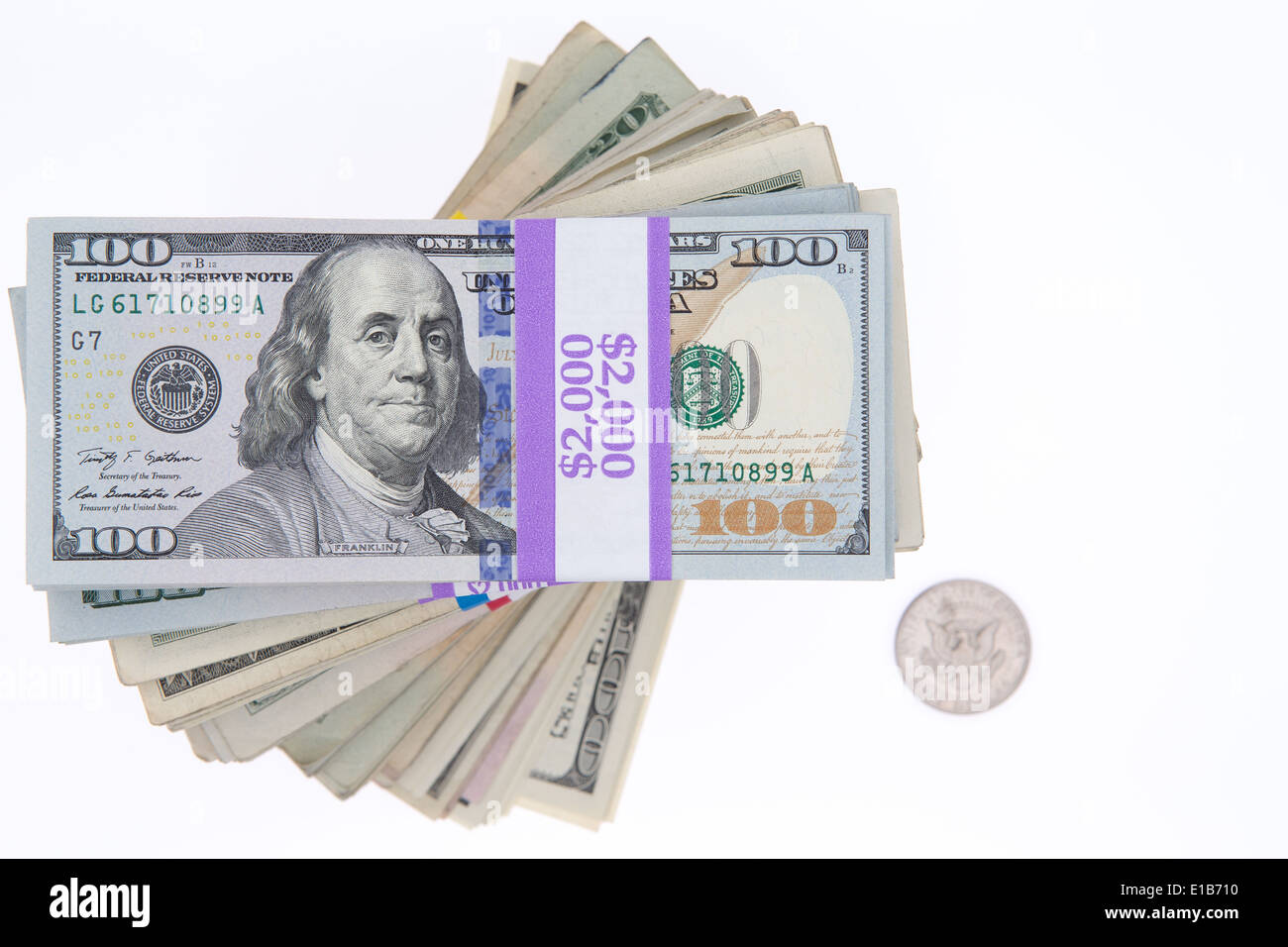 Paquets de 100 empilés American dollar bills in bank rétractable formant une spirale vue de dessus isolé sur blanc avec un seul Banque D'Images