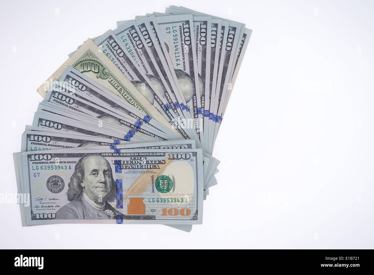 Attisé l'arrangement de American 100 dollar bills, ou Benjamin Franklins, isolé sur un fond blanc (vue de dessus avec le co Banque D'Images