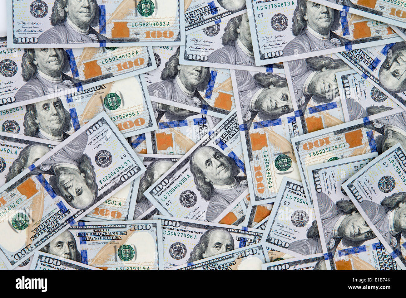 Contexte financier de 100 dollars américains répartis au hasard avec le portrait de Benjamin Franklin par-dessus l'autre, libre de v Banque D'Images