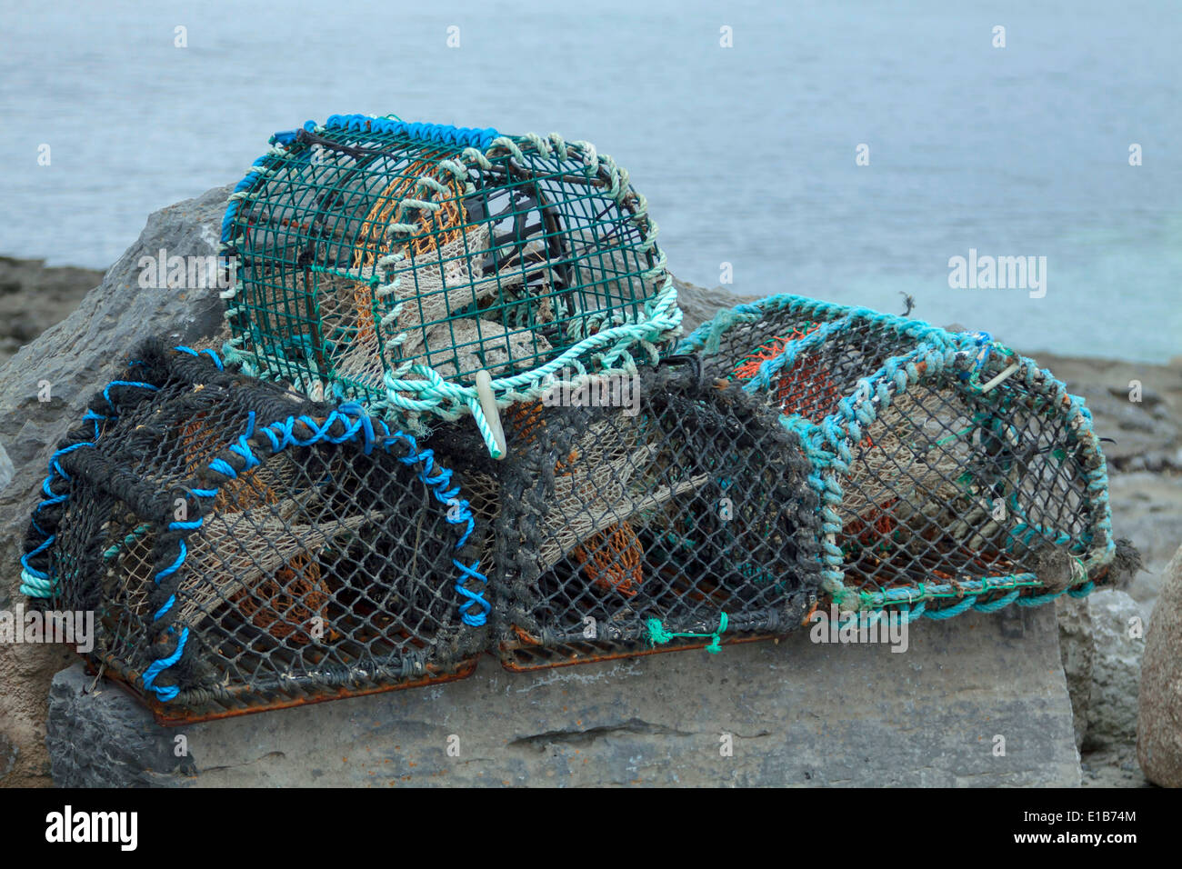 Des casiers à homard sur la rive d'Inis Oirr, ou l'un de l'Inisheer Îles  d'Aran, La Baie de Galway, en République d'Irlande Photo Stock - Alamy