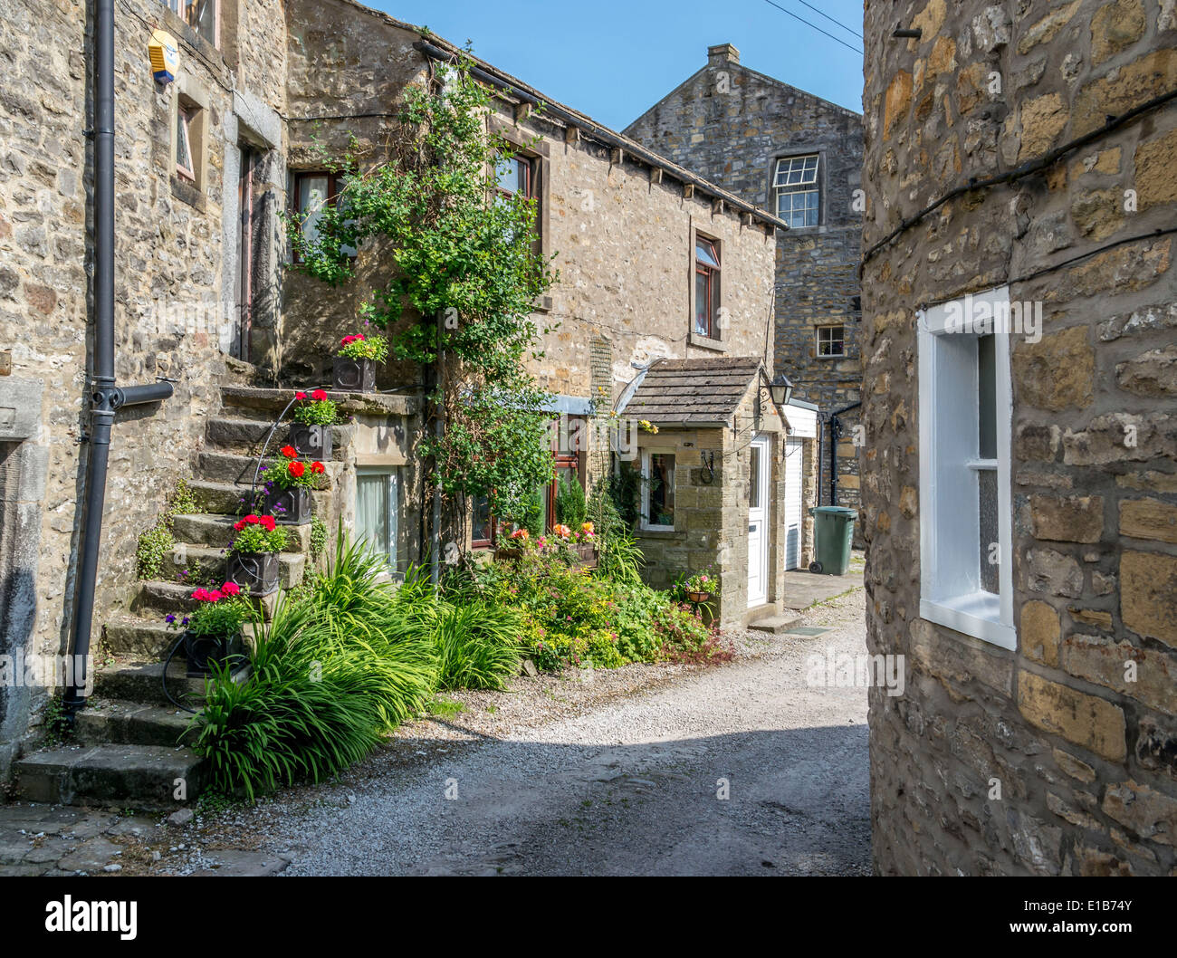 Escalier extérieur menant à une maison dans un village Banque D'Images