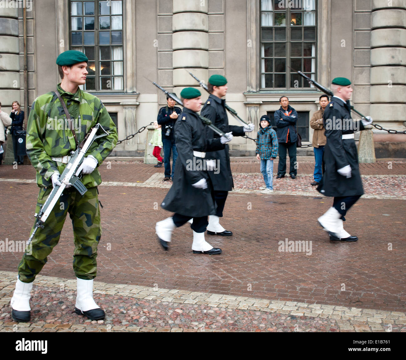 La modification de la garde royale devant de KUNGLIGA SLOTTET (Palais Royal de Stockholm) à Stockholm, en Suède. Banque D'Images