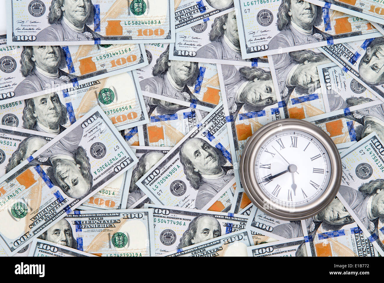 Contexte financier théorique de 100 dollars américains avec Benjamin Franklinf vers le haut et une depictin vintage watch Banque D'Images