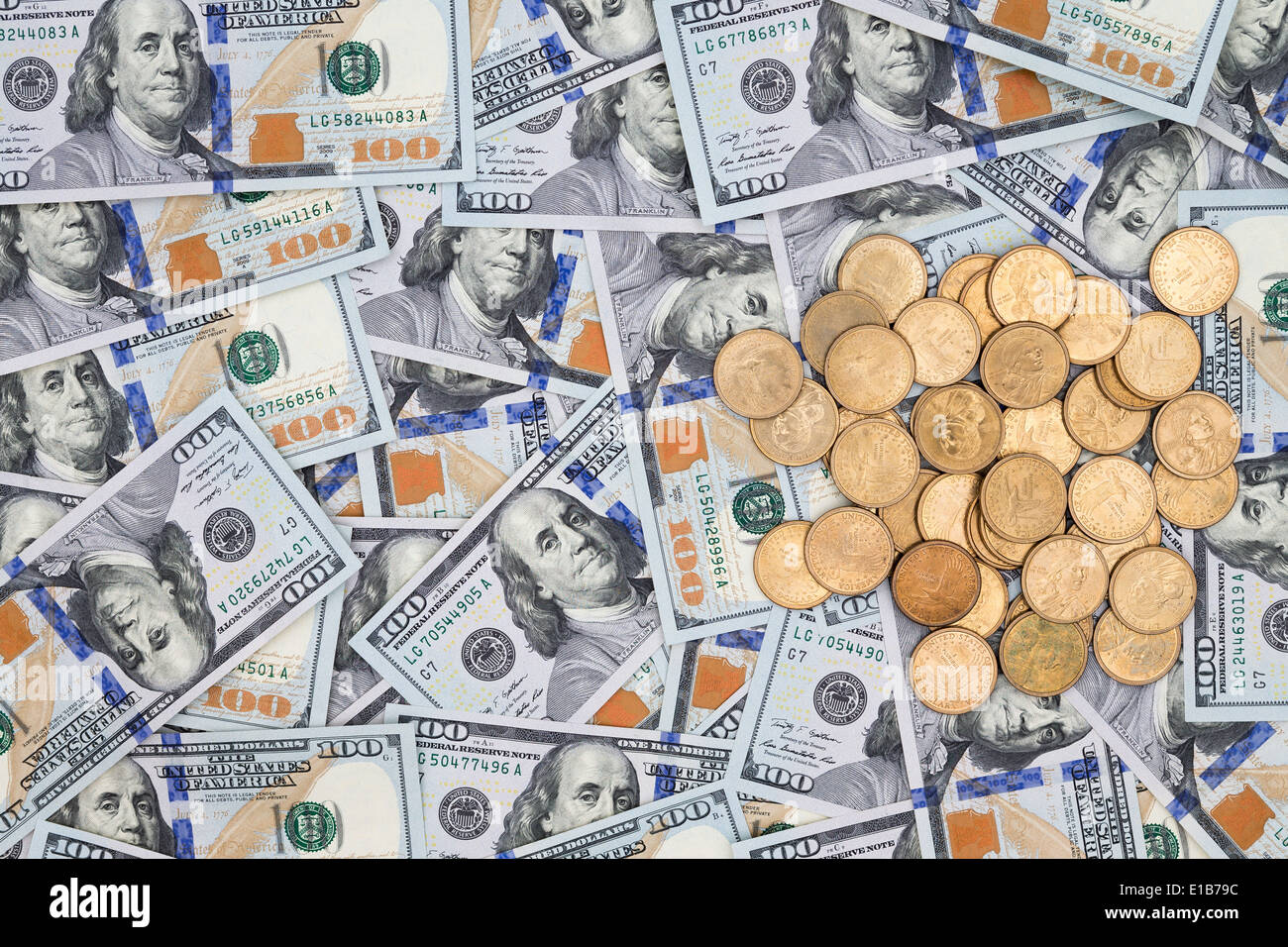 Plusieurs nouvelles réparties au hasard American 100 billets d'un dollar avec une pile de pièces de monnaie dollar vu de passage dans un cadre conceptuel Banque D'Images