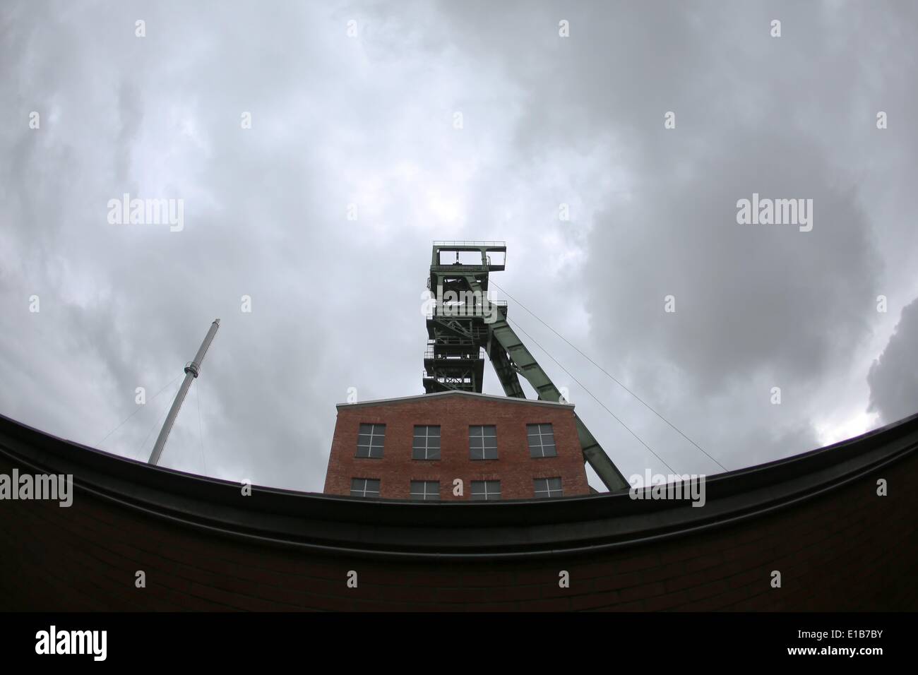 Heringen, Allemagne. 27 mai, 2014. L'arbre tour de l'usine de potasse de Werra Heringen, Allemagne, 27 mai 2014. La zone minière de la compagnie K s'est jusqu'à 1 200 mètres sous la surface de sel et de potassium. mine Photo : Fredrik von Erichsen/dpa/Alamy Live News Banque D'Images