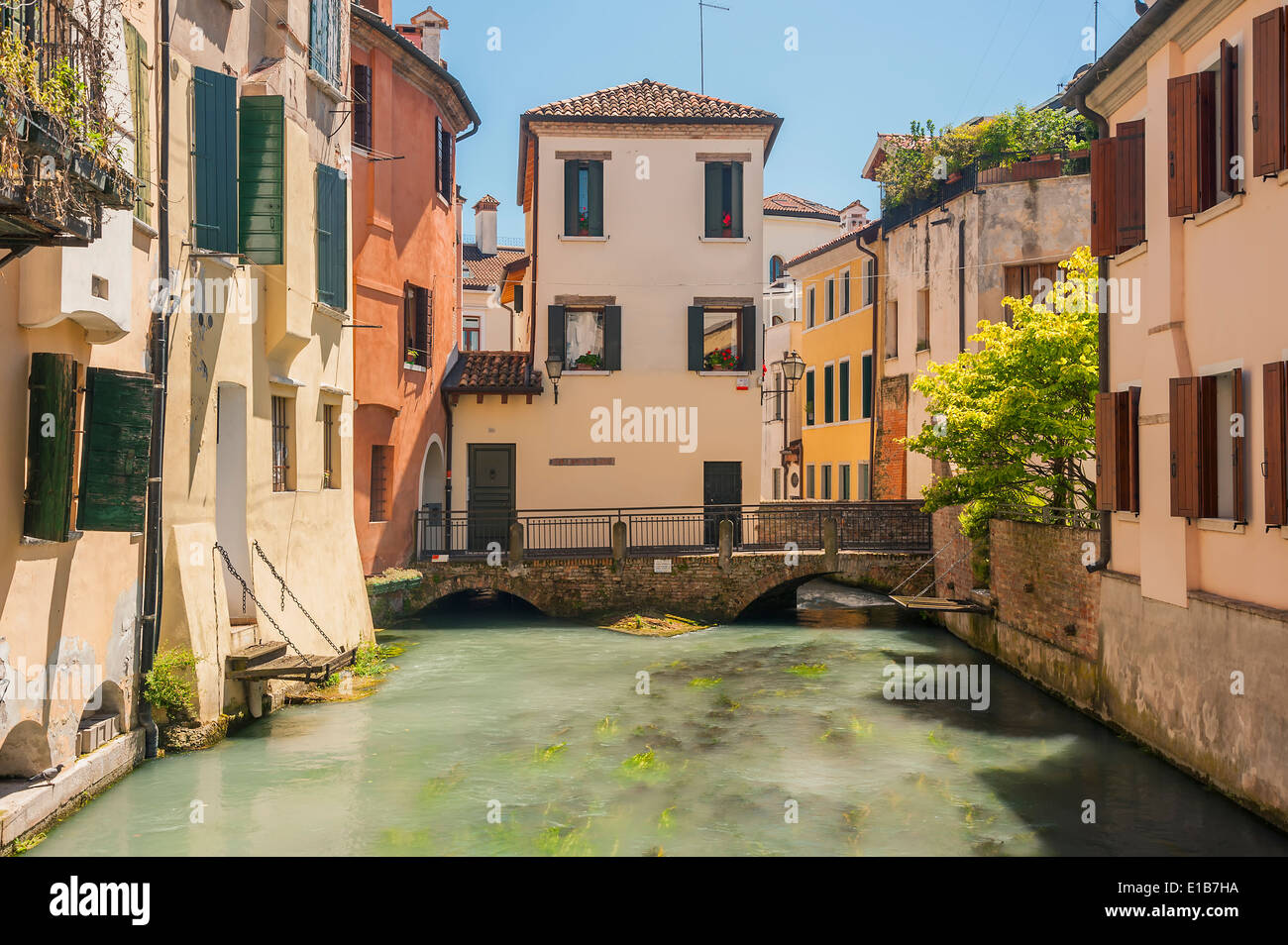 Belles Eaux claires d'une rivière à Trévise, Vénétie, Italie Banque D'Images