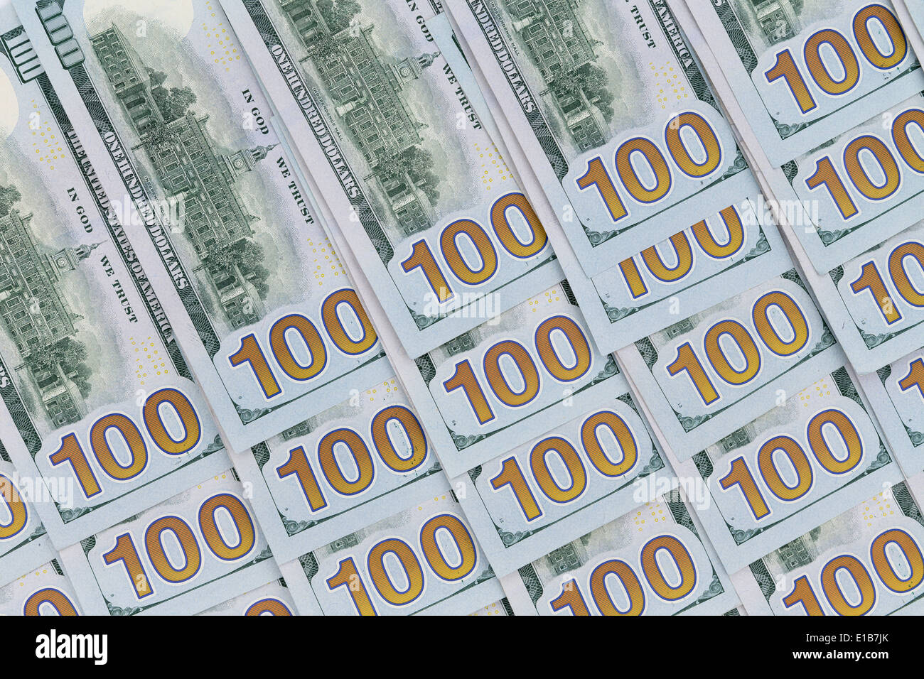 100 billets américains en dollars sont soigneusement disposées face vers le bas avec la dénomination des chiffres alignés en diagonale dans un concept Banque D'Images