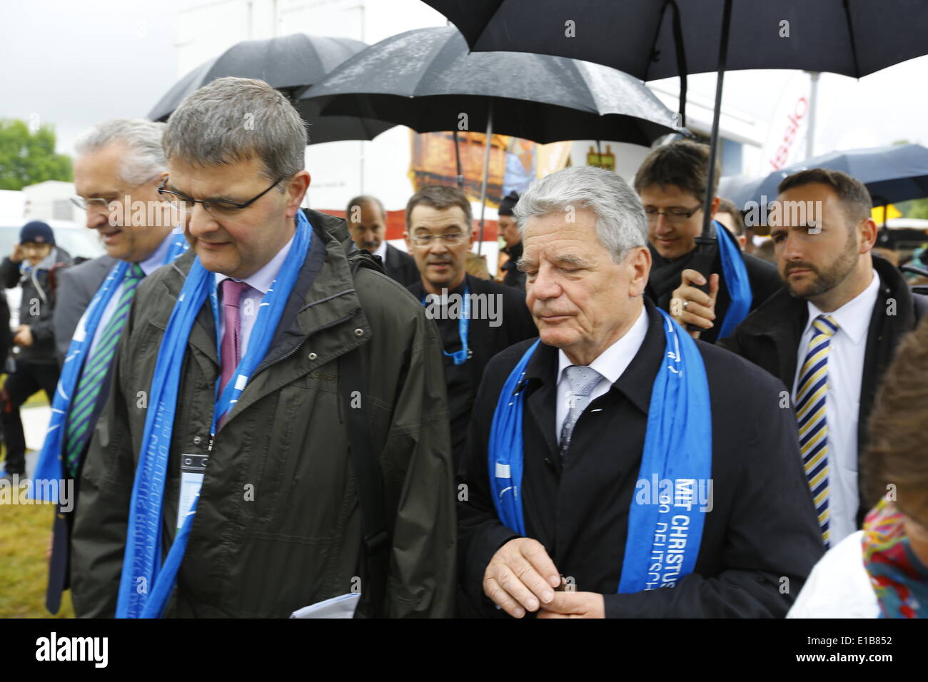 REGENSBURG, Allemagne- 29 mai : Le Président allemand Joachim Gauck marche à travers la journée (Katholic Mile). Le Katholikentagsmeile est un domaine à la Deutscher Katholikentag (église catholique allemande jour), où les organismes de bienfaisance catholiques et Cristian et organisations présentes elles-mêmes. (Photo de Michael Debets / Pacific Press) Banque D'Images