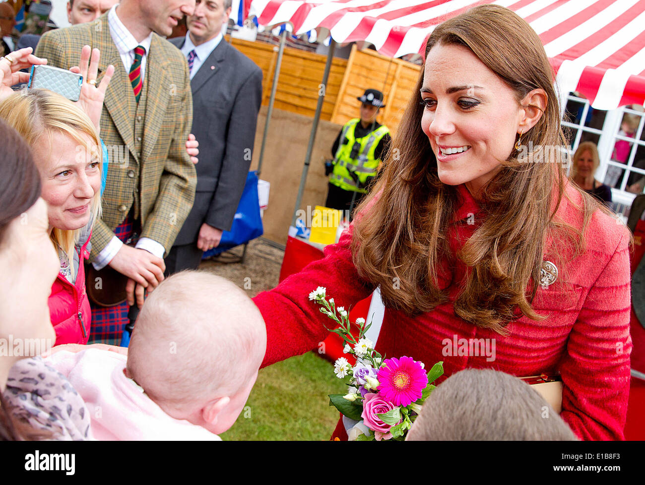 Crieff, Ecosse, Royaume-Uni. 29 mai 2014. La duchesse de Cambridge Catherine (r) s'adresse à des personnes à l'occasion de sa visite à Strathearn Community Campus à Crieff, l'Écosse, le jeudi 29 mai 2014. La Duchesse se rencontreront les groupes locaux y compris les jeunes aidants, Scouts, Cadets et ici. Leurs Altesses Royales le duc et la duchesse de Cambridge, connu sous le nom de Comte et comtesse de Strathearn en Ecosse, va à des engagements à Perth et Kinross. Albert Photo Nieboer ** ** - AUCUN SERVICE DE FIL/dpa/Alamy Live News Banque D'Images