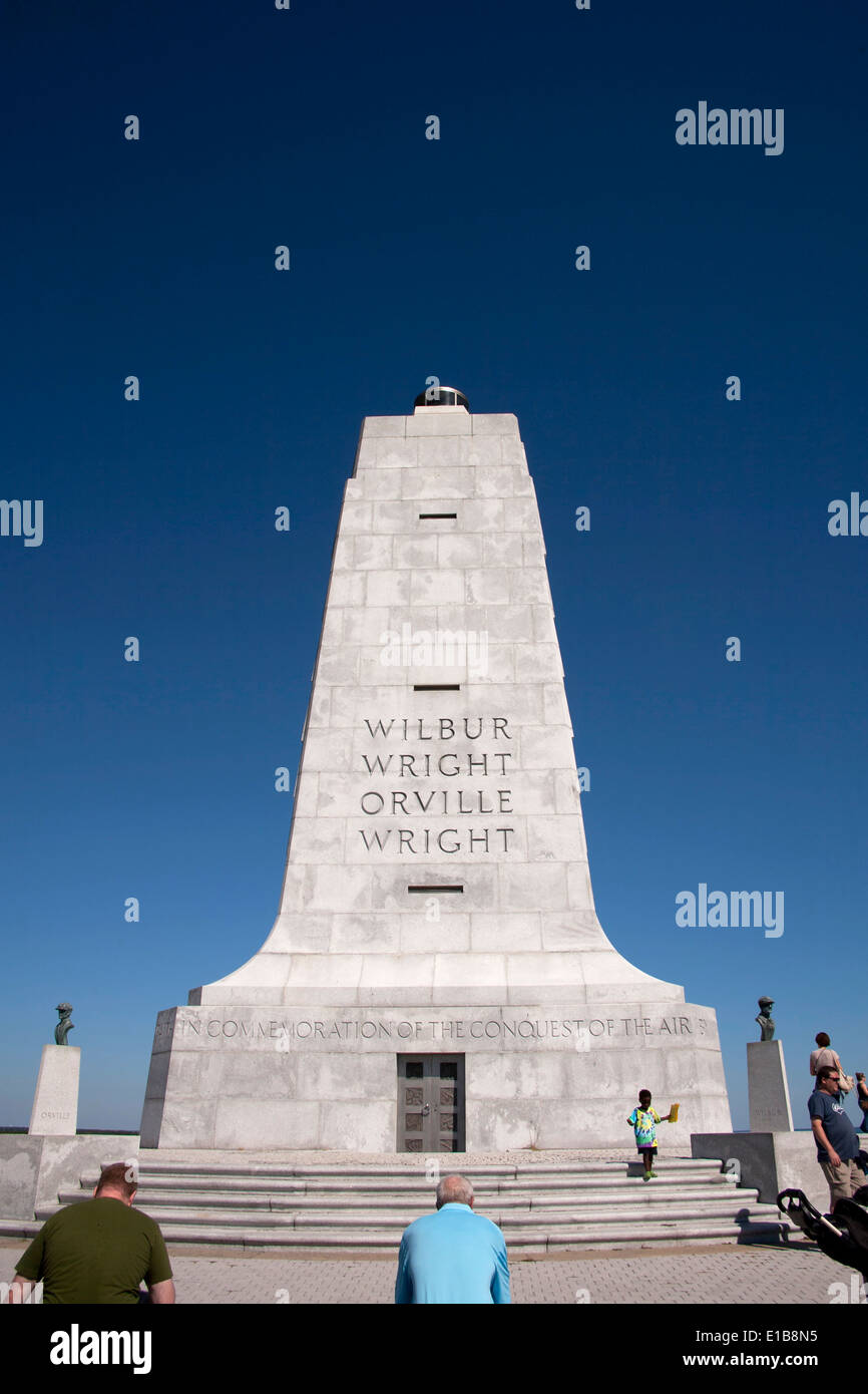 Admirer le monument touristique à Orville et Wilbur Wright à l'Wright Brothers National Memorial à Kitty Hawk, les bancs extérieurs, Banque D'Images