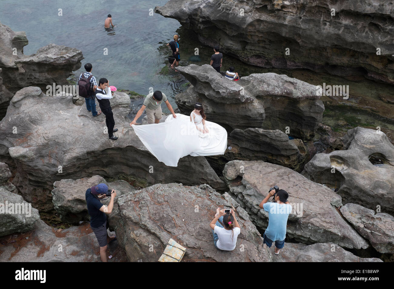 Posant pour la caméra à une séance de photographie de mariage sur le rivage à Marrakech sur l'île de Phu Quoc au Vietnam Banque D'Images