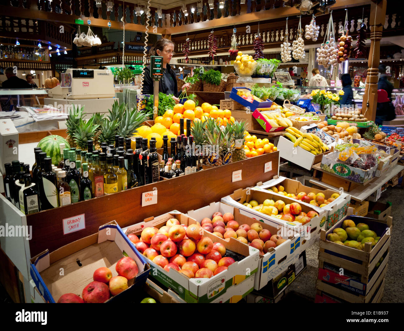 Vue d'un vendeur et produits frais en vente dans Östermalms Saluhall, un célèbre marché alimentaire à Stockholm, en Suède. Banque D'Images