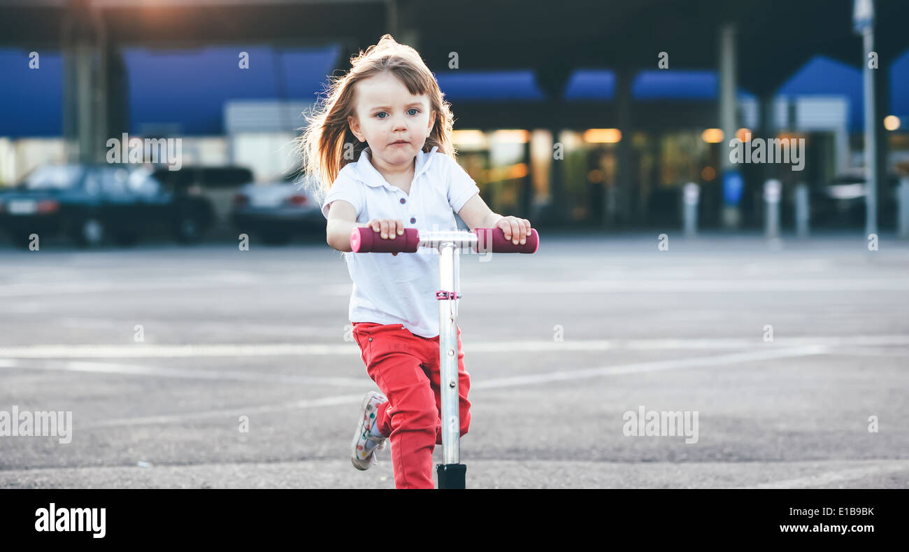 Peu de belle fille de la trottinette Banque D'Images