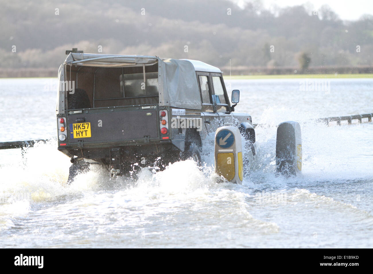 Land Rover roulant dans l'eau d'inondation Banque D'Images
