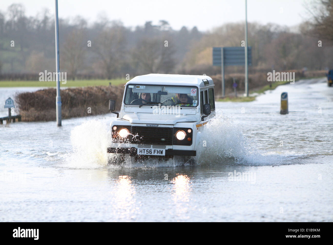 Land Rover roulant dans l'eau d'inondation Banque D'Images