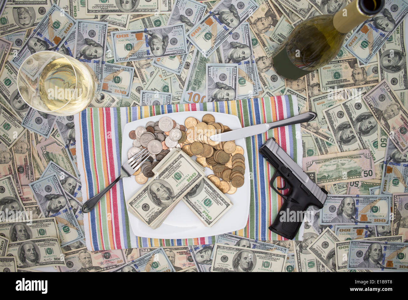 Vue aérienne d'un lieu doté d'une plaque d'argent, une arme de poing et champagne à 100 dollar bills illustrant la richesse par Banque D'Images