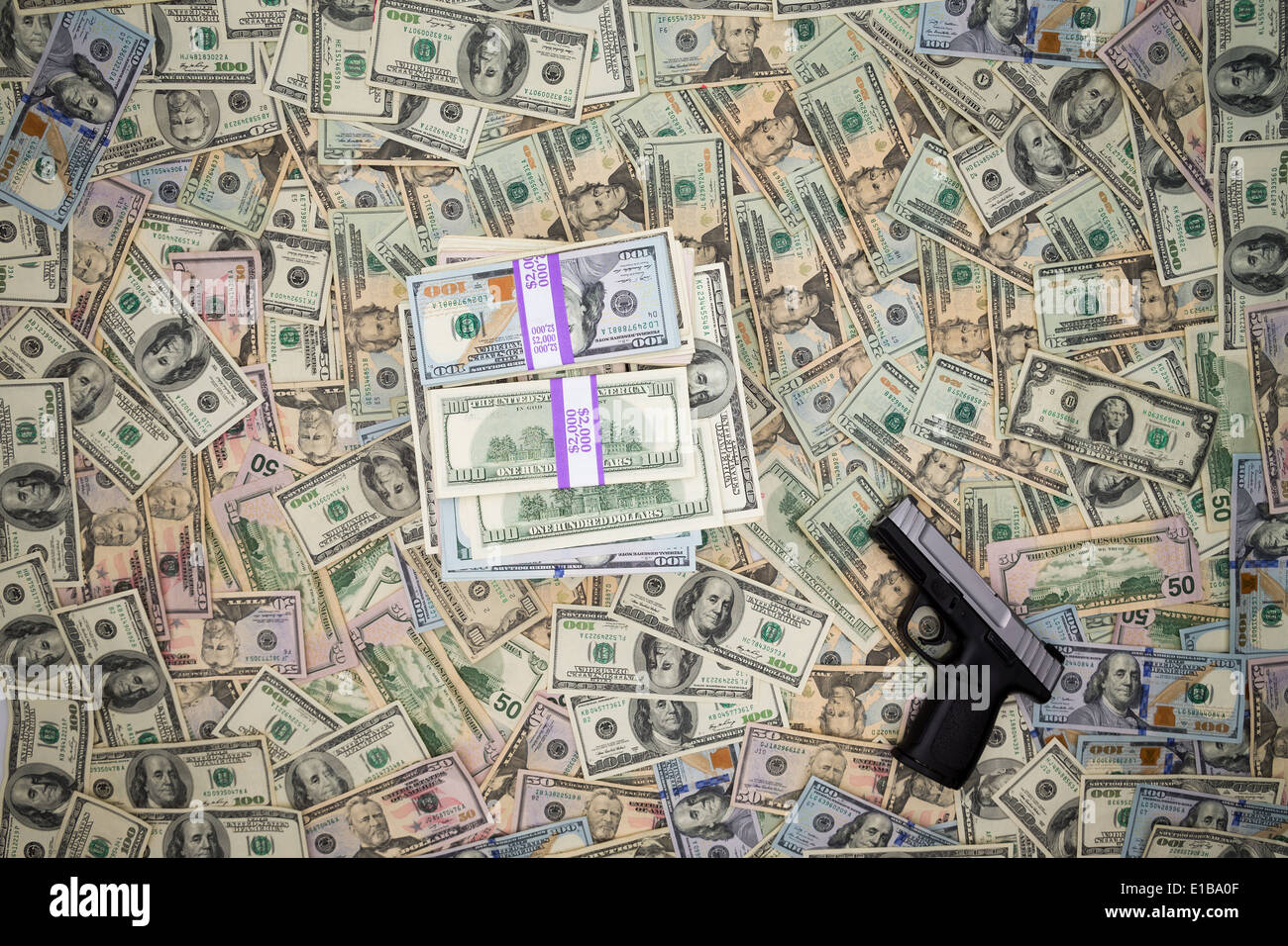 Image conceptuelle du produit monétaire de la criminalité avec un revolver posé sur un fond de 100 dollar bills américains le long Banque D'Images