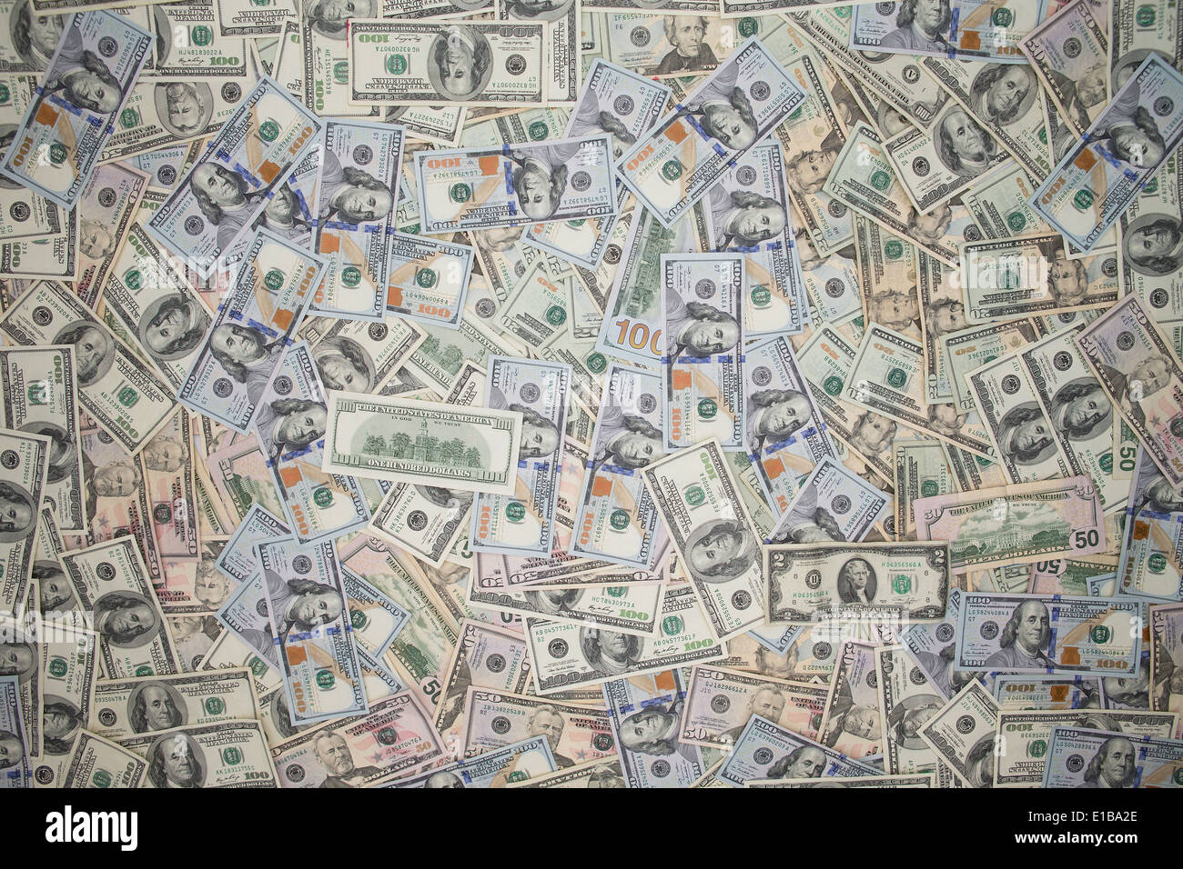 Plusieurs billets de 100 dollars américains dispersés dans la couverture plein cadre avec le coin de vignettage (vue de dessus dans un cadre conceptuel Banque D'Images