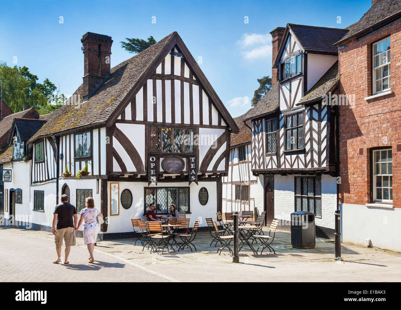 Rue du château avec l'Thomas Oken Salons de thé à l'avant-plan, Warwick, Warwickshire, Angleterre, Royaume-Uni, Europe de l'UE Banque D'Images