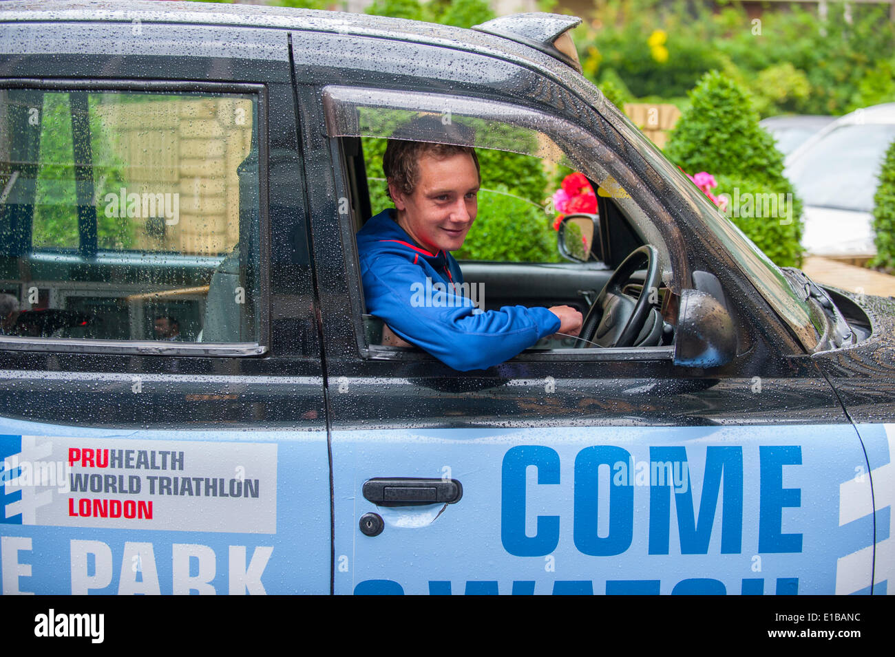 Copthorne Tara Hotel London Kensington, Londres UK. 29 mai 2014. Championne de triathlon olympique actuel Alistair Brownlee (GBR) s'assoit à la place de conduite d'un taxi de Londres pour la prochaine livrée PruHealth World Triathlon dans Hyde Park le samedi 31 mai. Credit : Malcolm Park editorial/Alamy Live News Banque D'Images