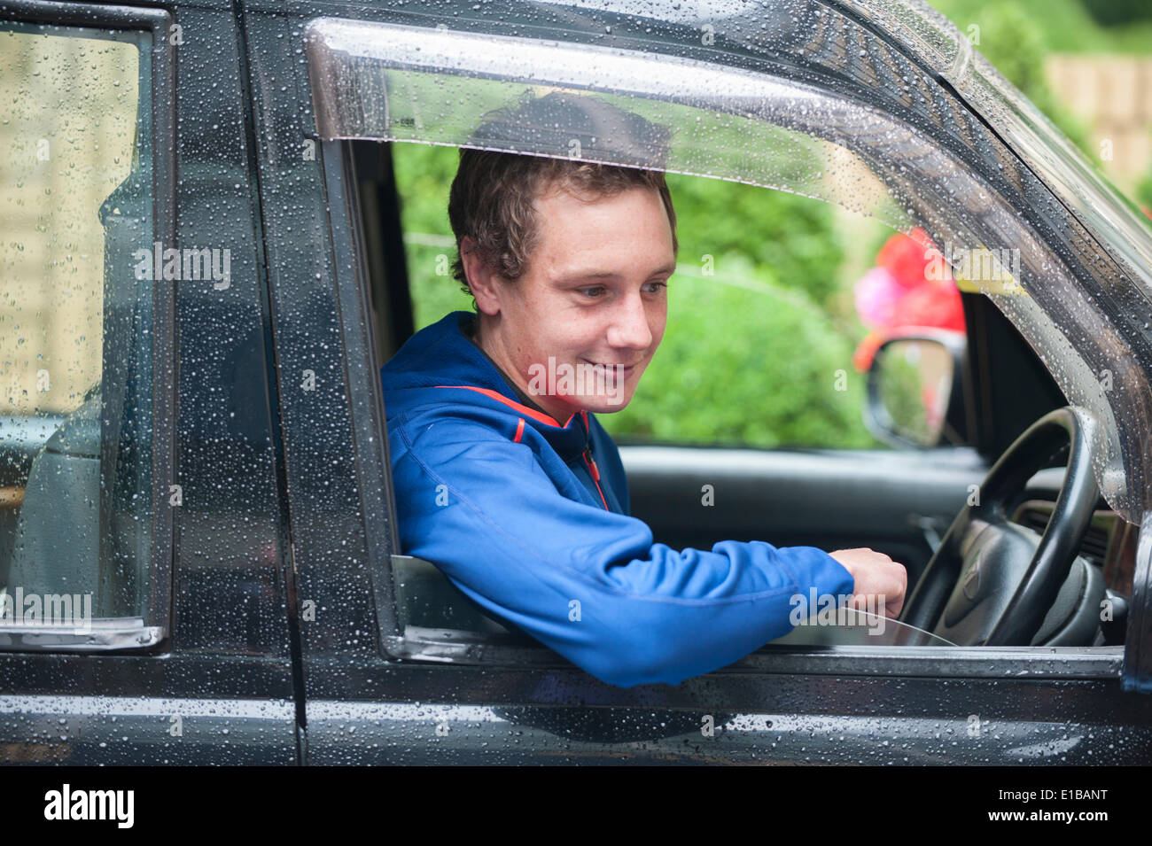 Copthorne Tara Hotel London Kensington, Londres UK. 29 mai 2014. Championne de triathlon olympique actuel Alistair Brownlee (GBR) s'assoit à la place de conduite d'un taxi de Londres pour la prochaine livrée PruHealth World Triathlon dans Hyde Park le samedi 31 mai. Credit : Malcolm Park editorial/Alamy Live News Banque D'Images