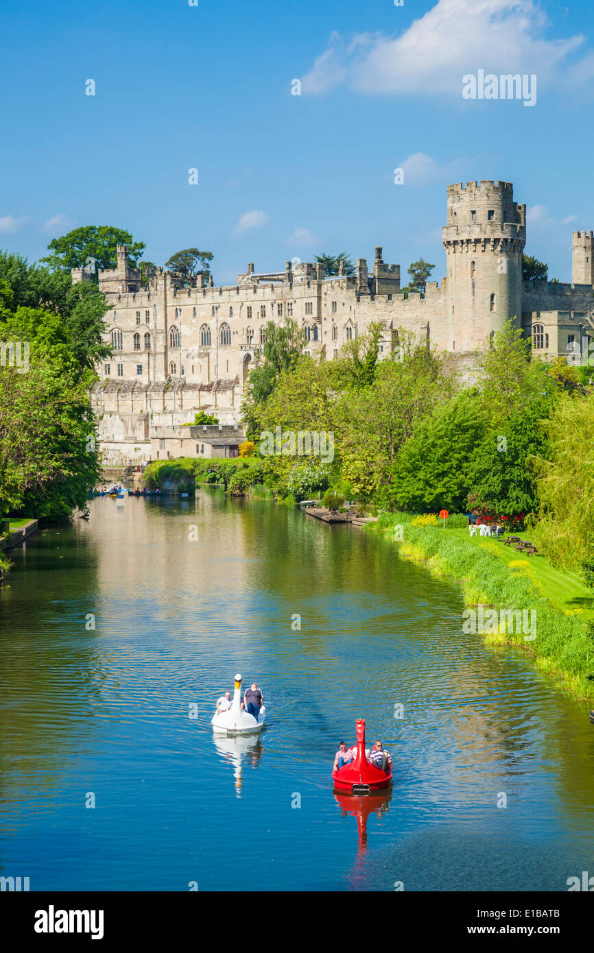 Bateaux de touristes, le château de Warwick et Rivière Avon Warwick Warwickshire, Angleterre Royaume-uni GB EU Europe Banque D'Images