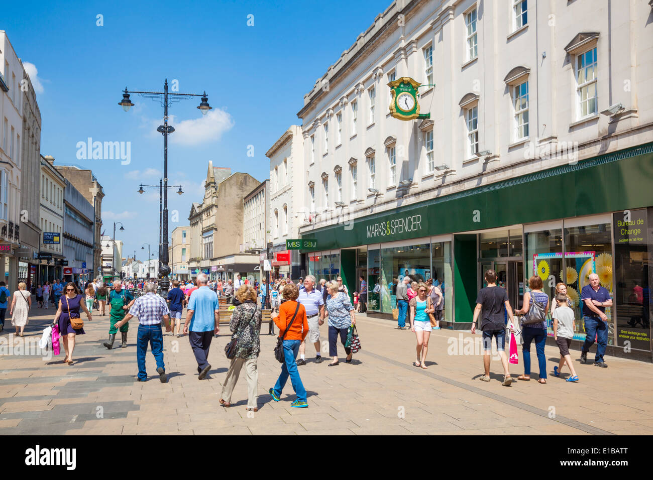 Clients dans la High Street, Cheltenham Spa, Gloucestershire, en Angleterre, Royaume-Uni, l'Union européenne, de l'Europe Banque D'Images