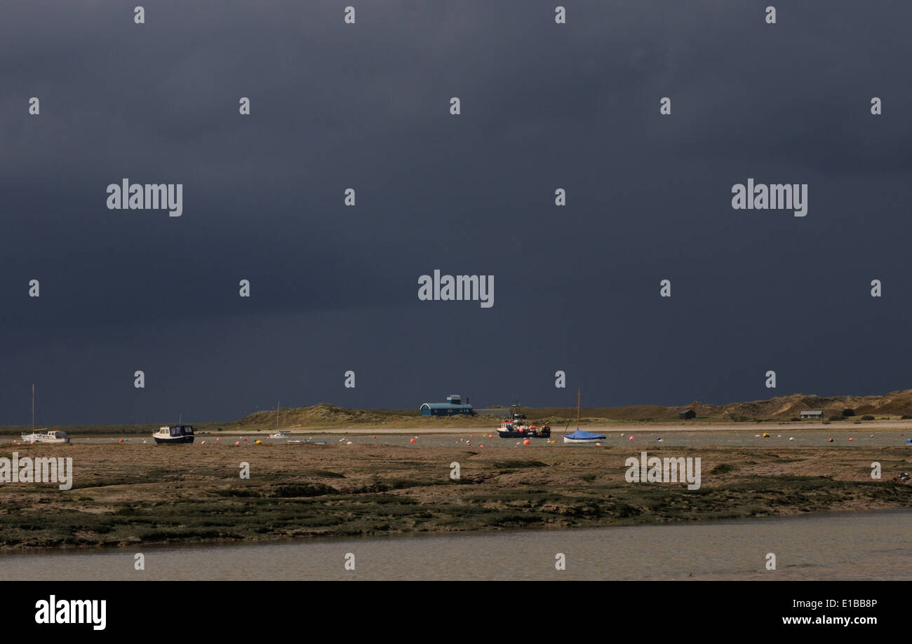 L'ancien Lifeboat House station et des dunes de sable sur Blakeney Point contre un ciel sombre. Blakeney, Norfolk. UK Banque D'Images
