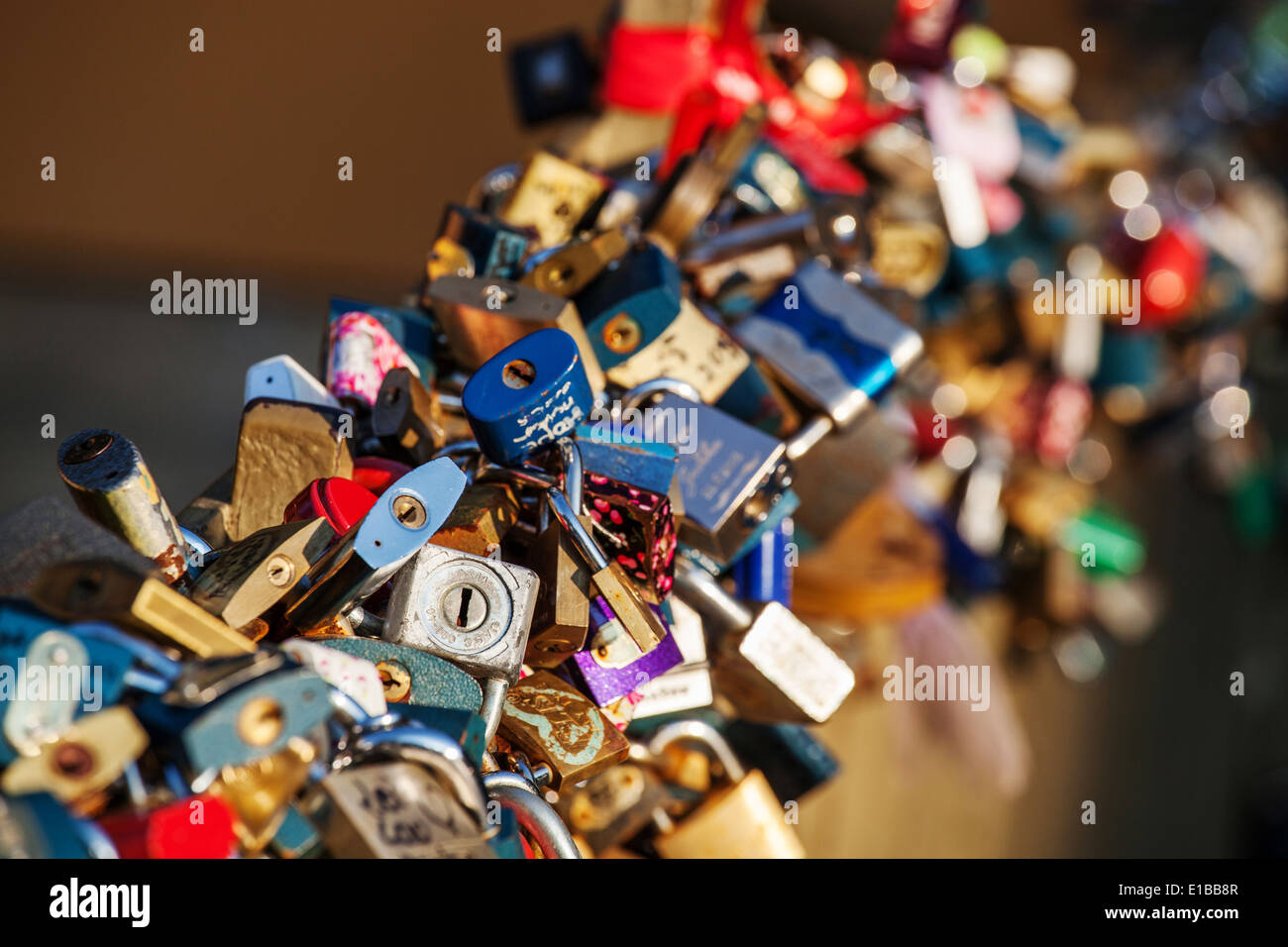Cadenas d'amour sur un pont, Kampa, Mala Strana, Prague, République tchèque. Banque D'Images