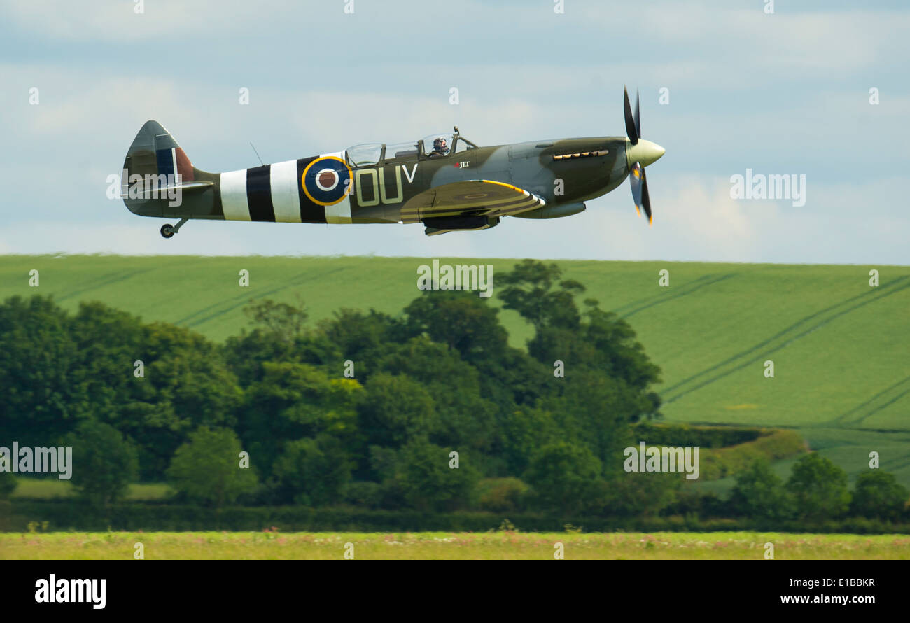 DUXFORD, Angleterre. Un Supermarine Spitfire avec le D-Day livery prend de l'air au cours de la D-Day Memorial affichage à Duxford RAF Banque D'Images